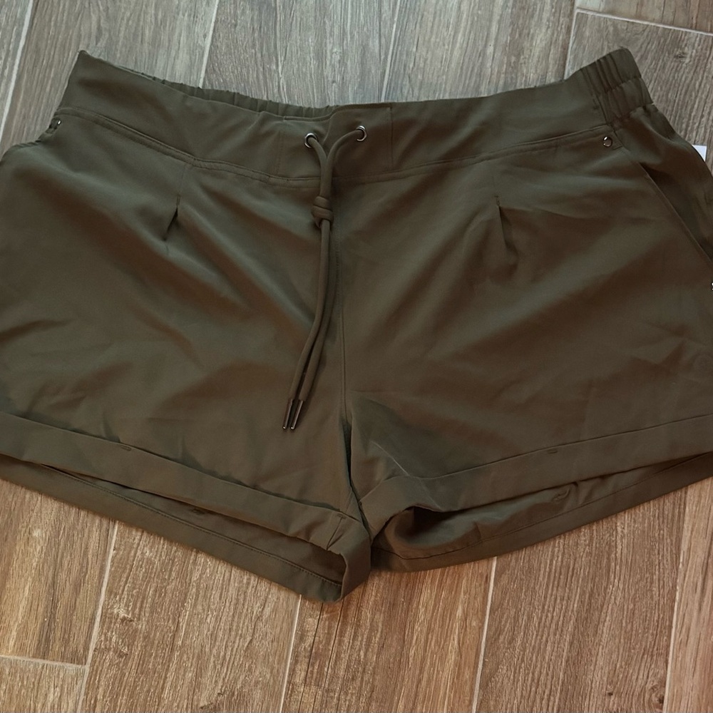 Mondetta Green Athletic Shorts Relaxed Fit Mid-Thigh